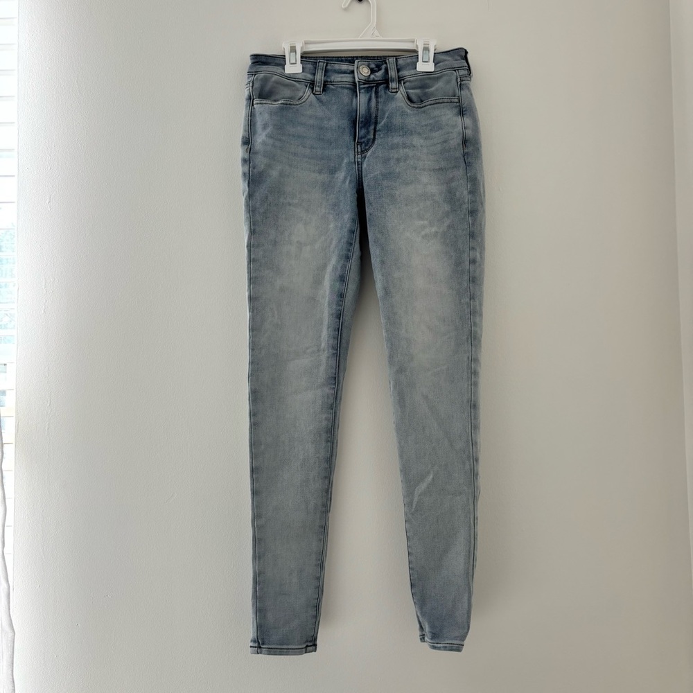 Light wash American Eagle super stretch skinny jeans
